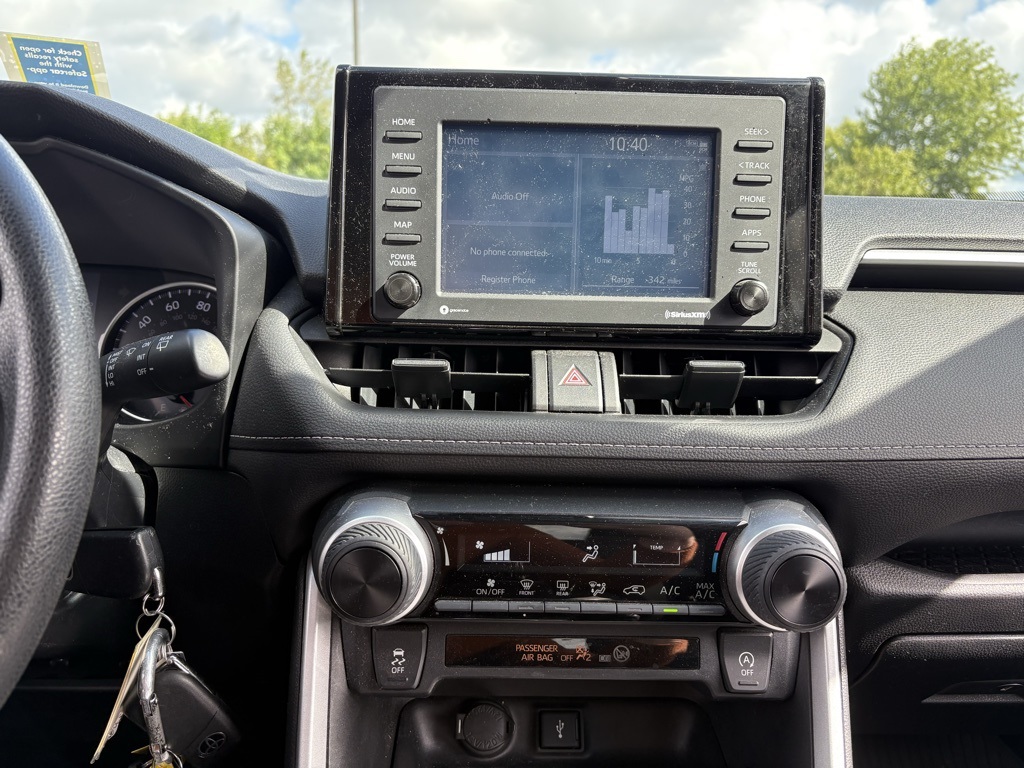 2022 Toyota RAV4 LE photo 3