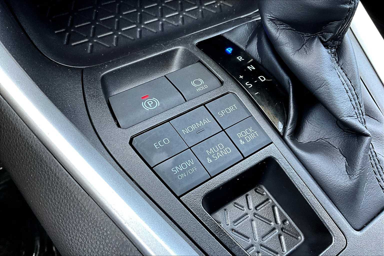 2025 Toyota RAV4 LE photo 32