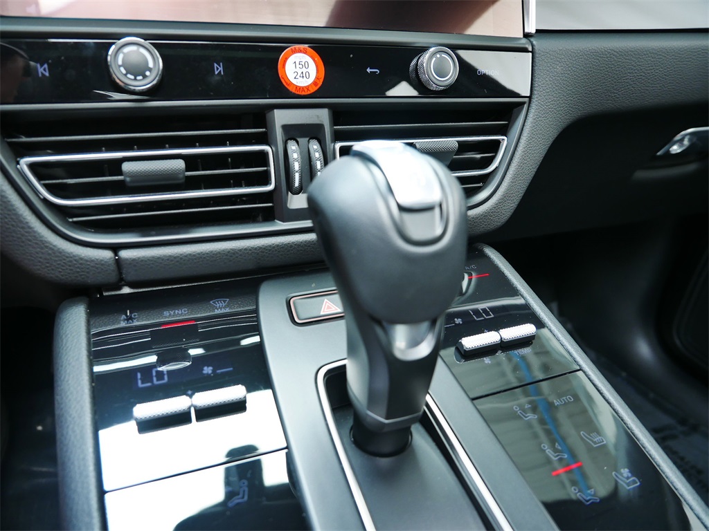 2024 Porsche Macan photo 24