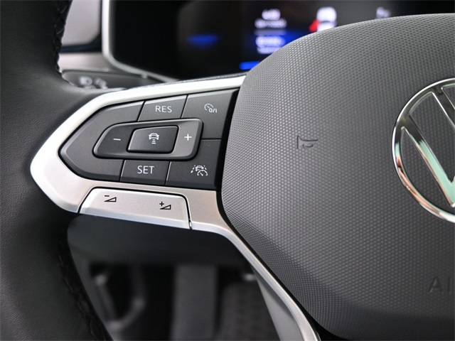 2025 Volkswagen Taos SE photo 2