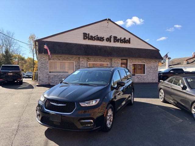 2024 Chrysler Pacifica Touring L's photo