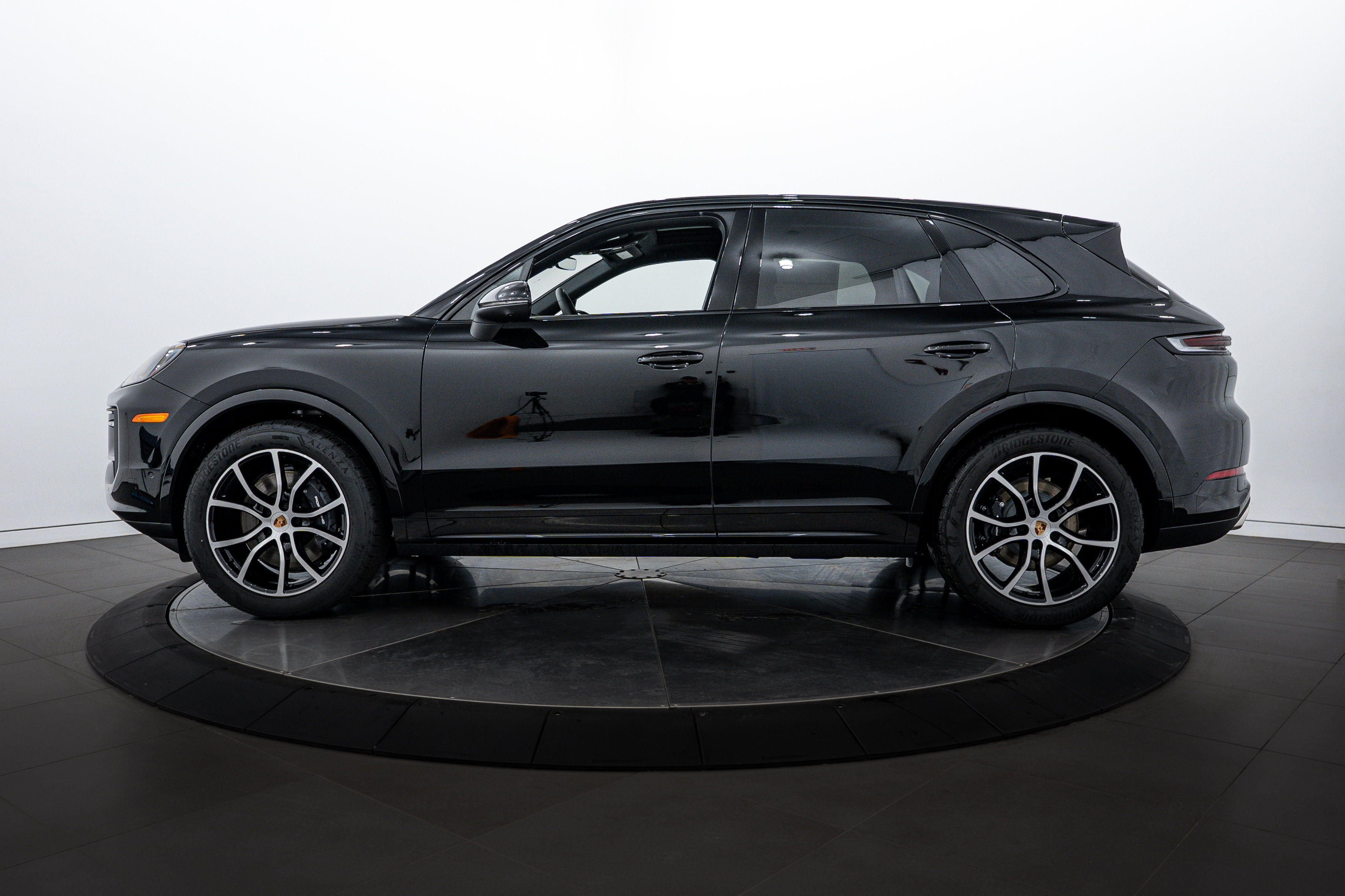2026 Porsche Cayenne Base photo 2