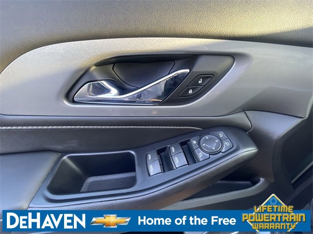 2022 Chevrolet Traverse Leather photo 2