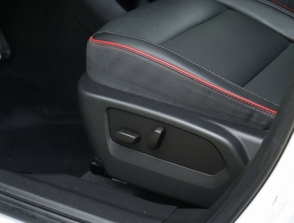 Used 2022 Summit White Buick Essence image 21