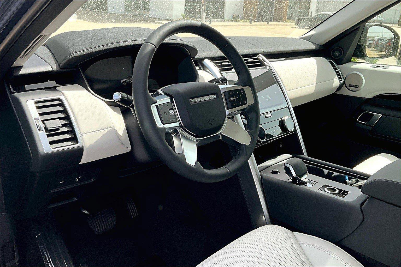 2025 Land Rover Discovery S photo 8
