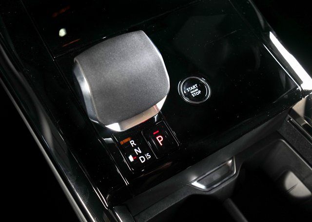 2025 Land Rover Range Rover Sport SE photo 14