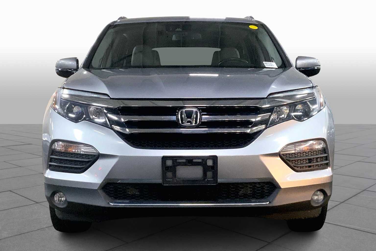 2017 Honda Pilot Elite photo 3