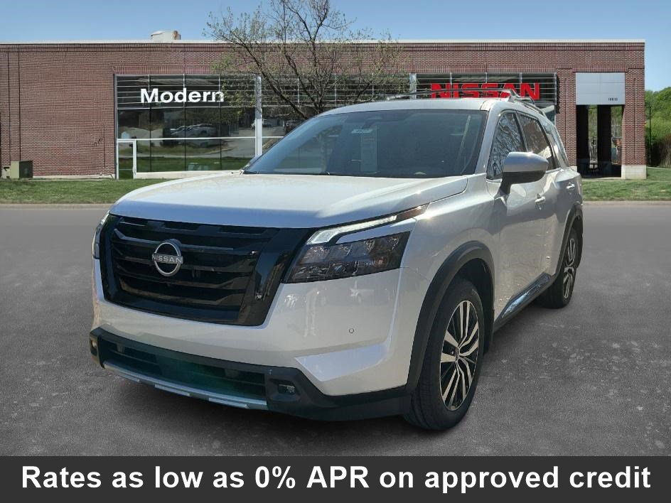2025 Nissan Pathfinder Platinum's photo