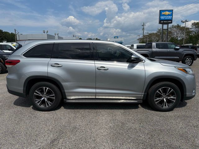 2018 Toyota Highlander LE photo 4