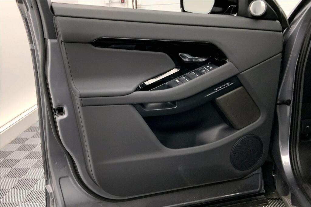 2025 Land Rover Range Rover Evoque Dynamic SE photo 18