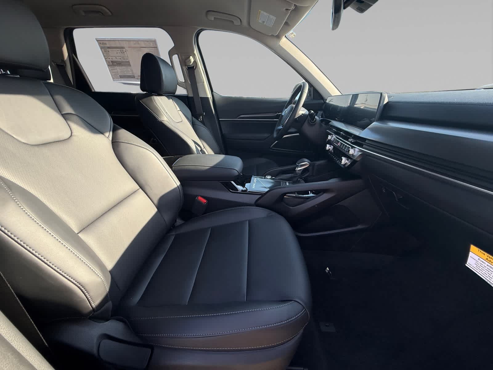 2025 Kia Telluride LX photo 12