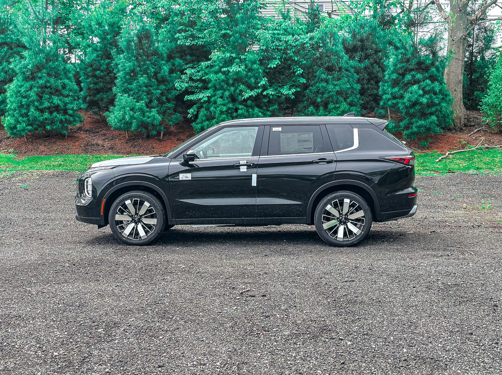 2025 Mitsubishi Outlander SE photo 3
