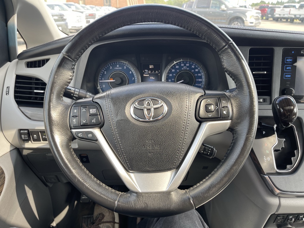 2017 Toyota Sienna XLE photo 43