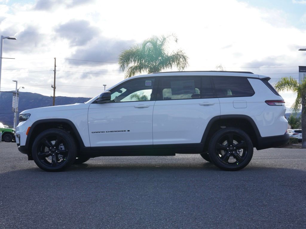 New 2025 Bright White Clear-Coat Exterior Paint Jeep Limited Black Appearance Edition image 7