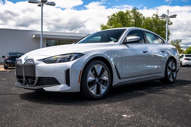 New 2025 Mineral White Metallic BMW xDrive40 image 1