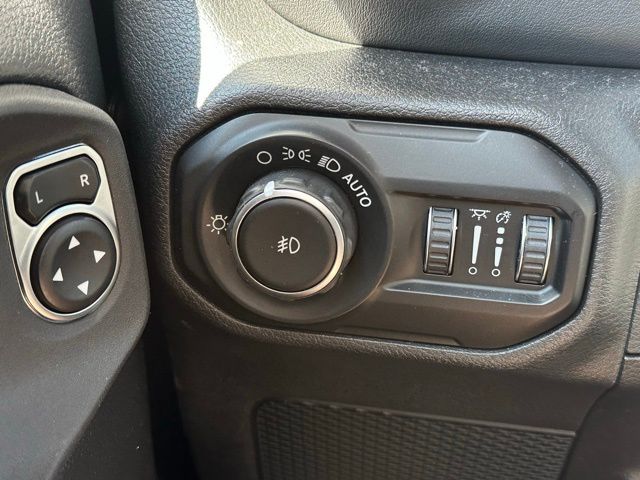 2020 Jeep Wrangler Unlimited Sahara photo 16