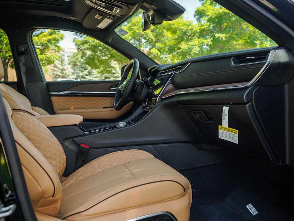 2025 Jeep Grand Cherokee Summit photo 4