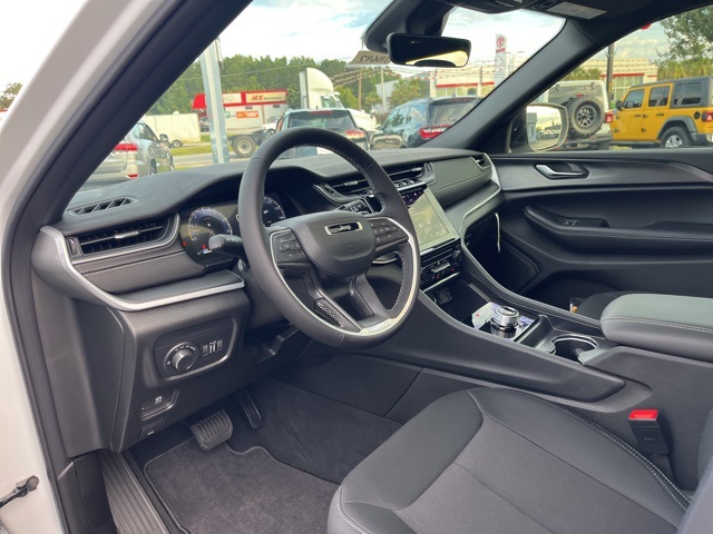 2025 Jeep Grand Cherokee Laredo X photo 3