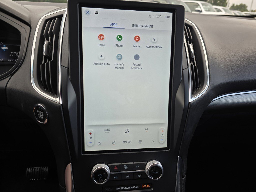 2024 Ford Edge Titanium photo 2