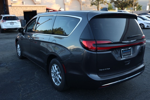 2023 Chrysler Pacifica Touring L photo 4