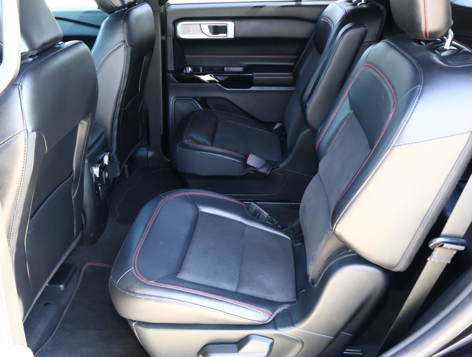 2023 Ford Explorer ST-Line photo 21