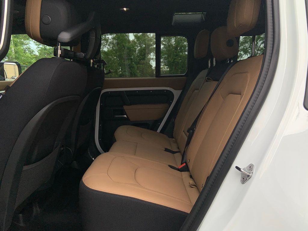 2025 Land Rover Defender 110 V8 photo 13