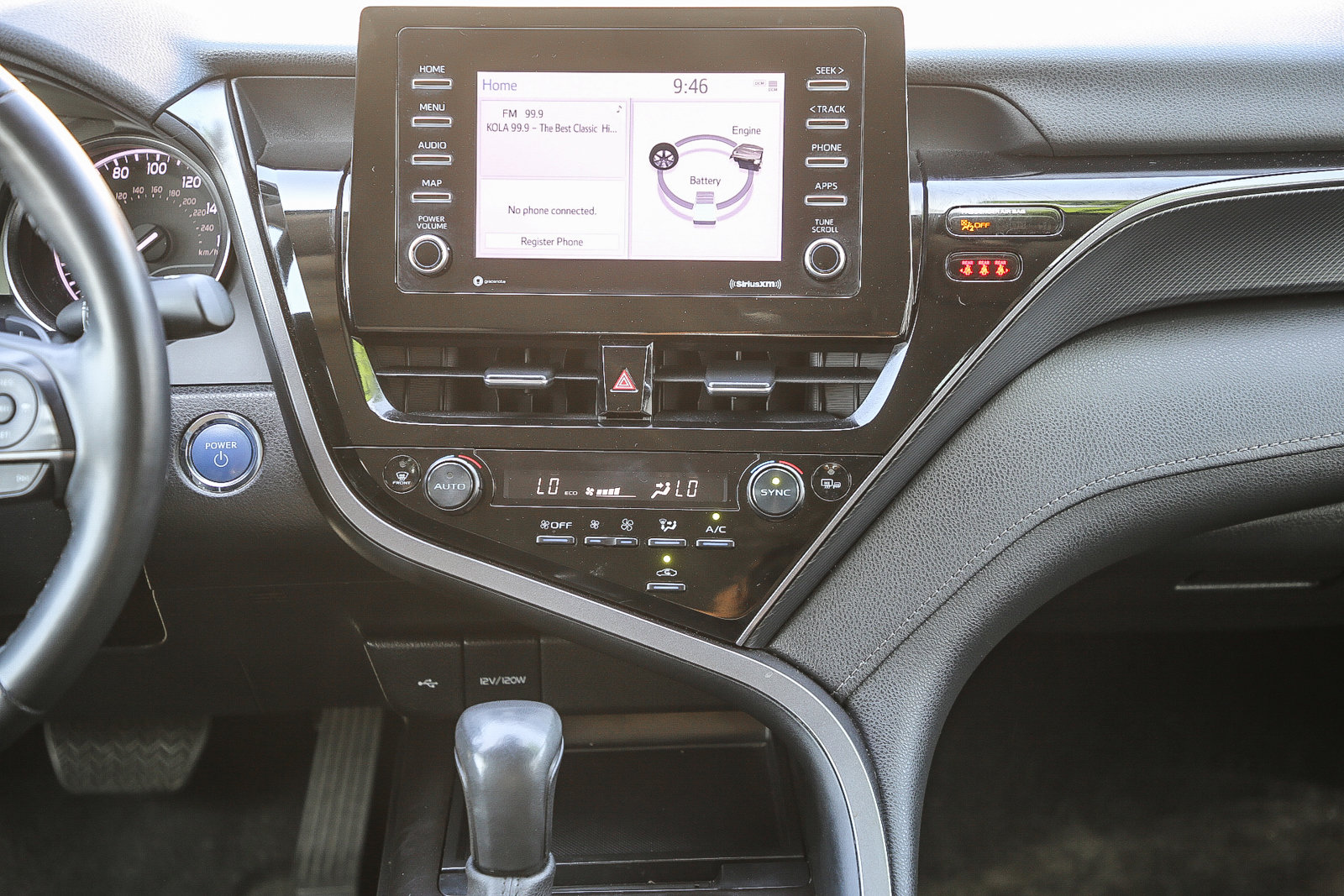 2024 Toyota Camry Hybrid SE photo 12