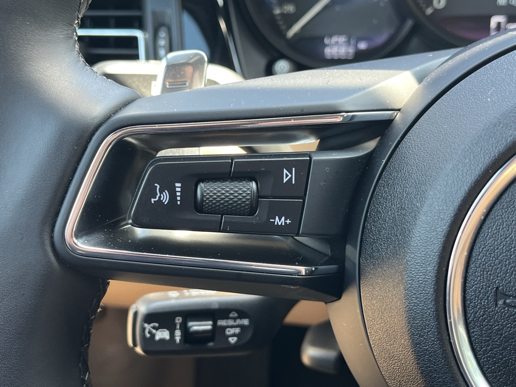 2025 Porsche Macan T photo 15