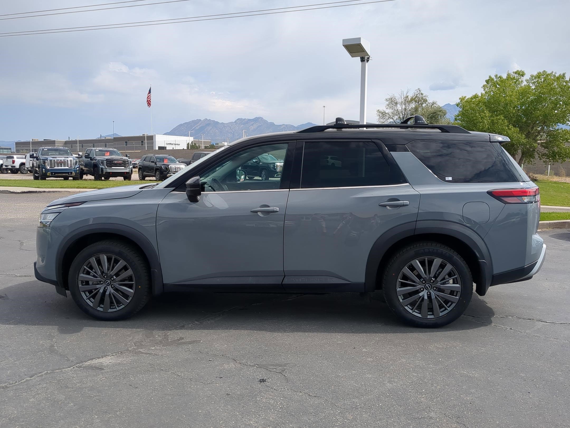 2022 Nissan Pathfinder SL photo 2