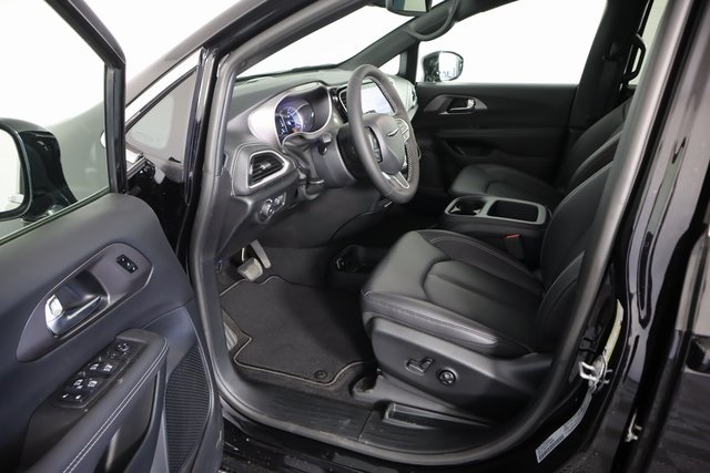 2025 Chrysler Pacifica Hybrid photo 10