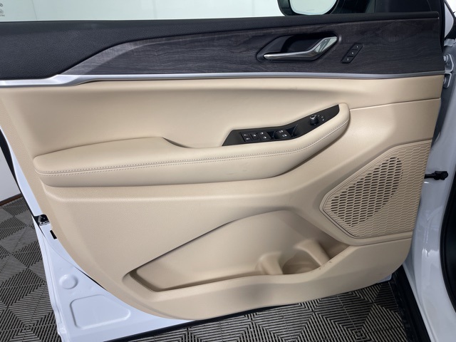 2025 Jeep Grand Cherokee Limited photo 9
