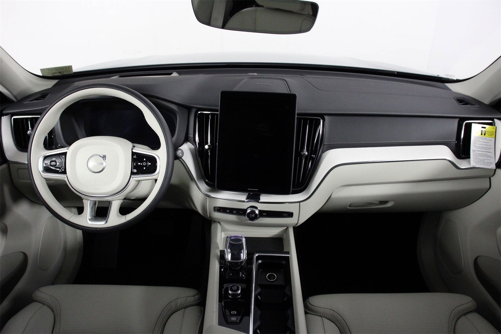 2026 Volvo XC60 B5 photo 4