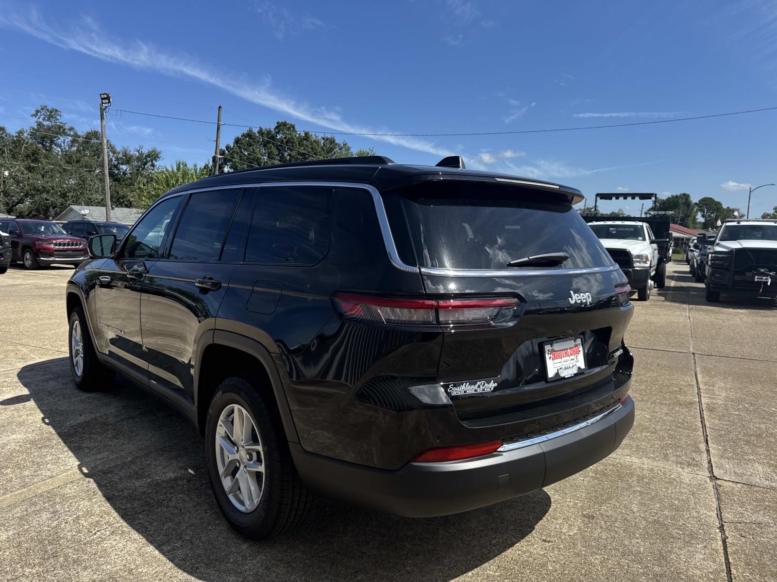 2025 Jeep Grand Cherokee Laredo X photo 2