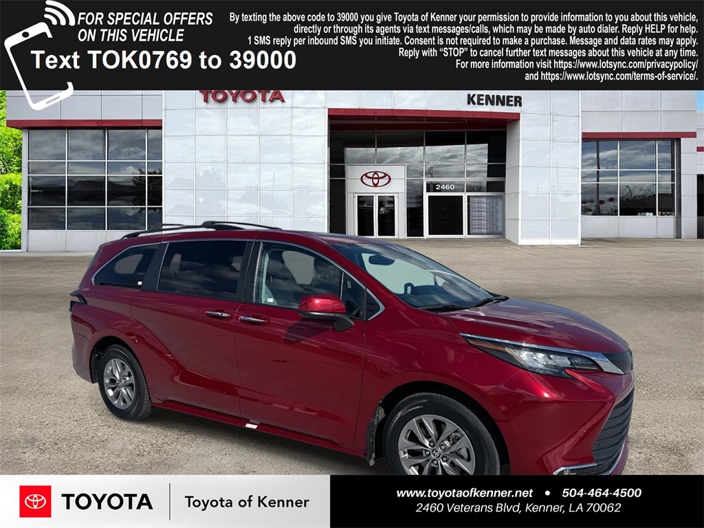 2023 Toyota Sienna XLE's photo