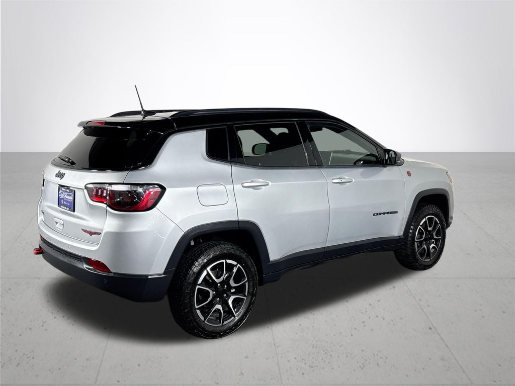 2024 Jeep Compass Trailhawk photo 2