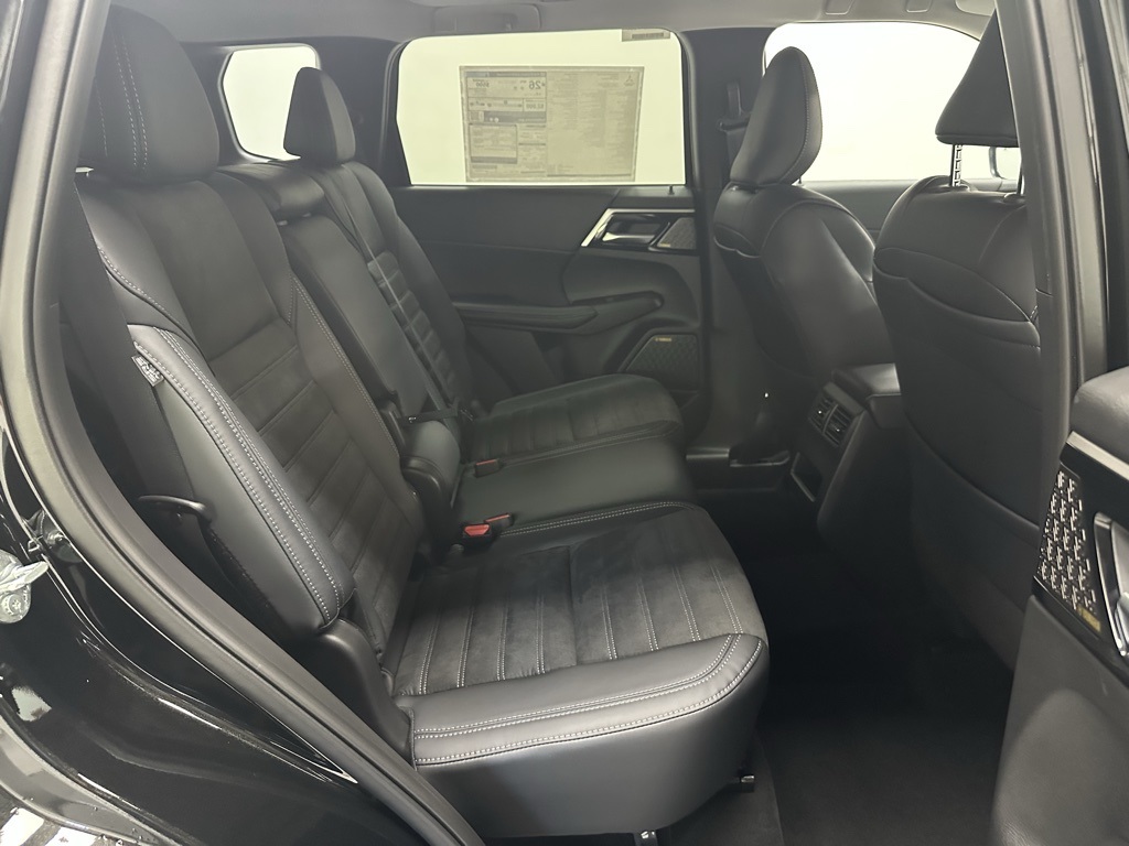 2025 Mitsubishi Outlander SE photo 15