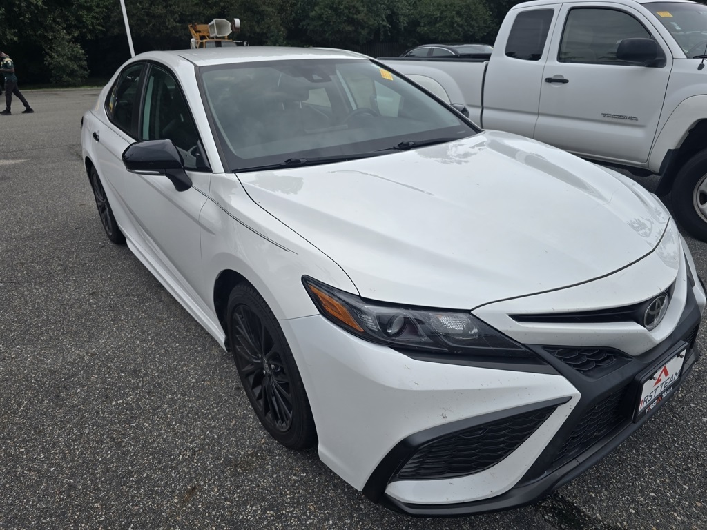 2022 Toyota Camry SE photo 3