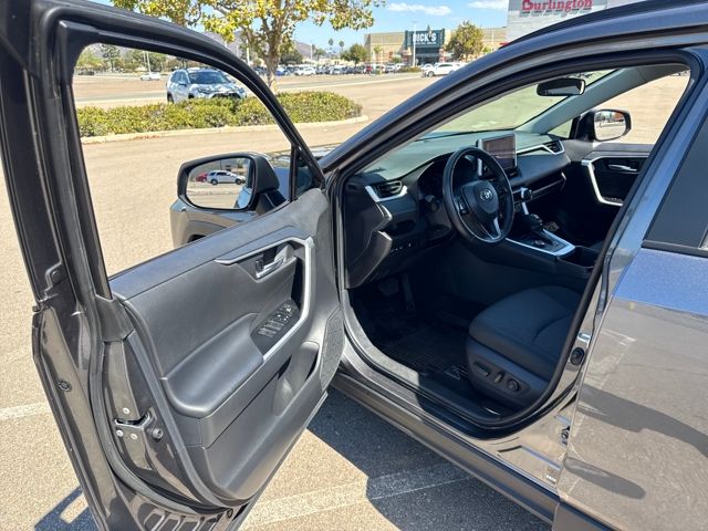 2025 Toyota RAV4 Hybrid XLE photo 18