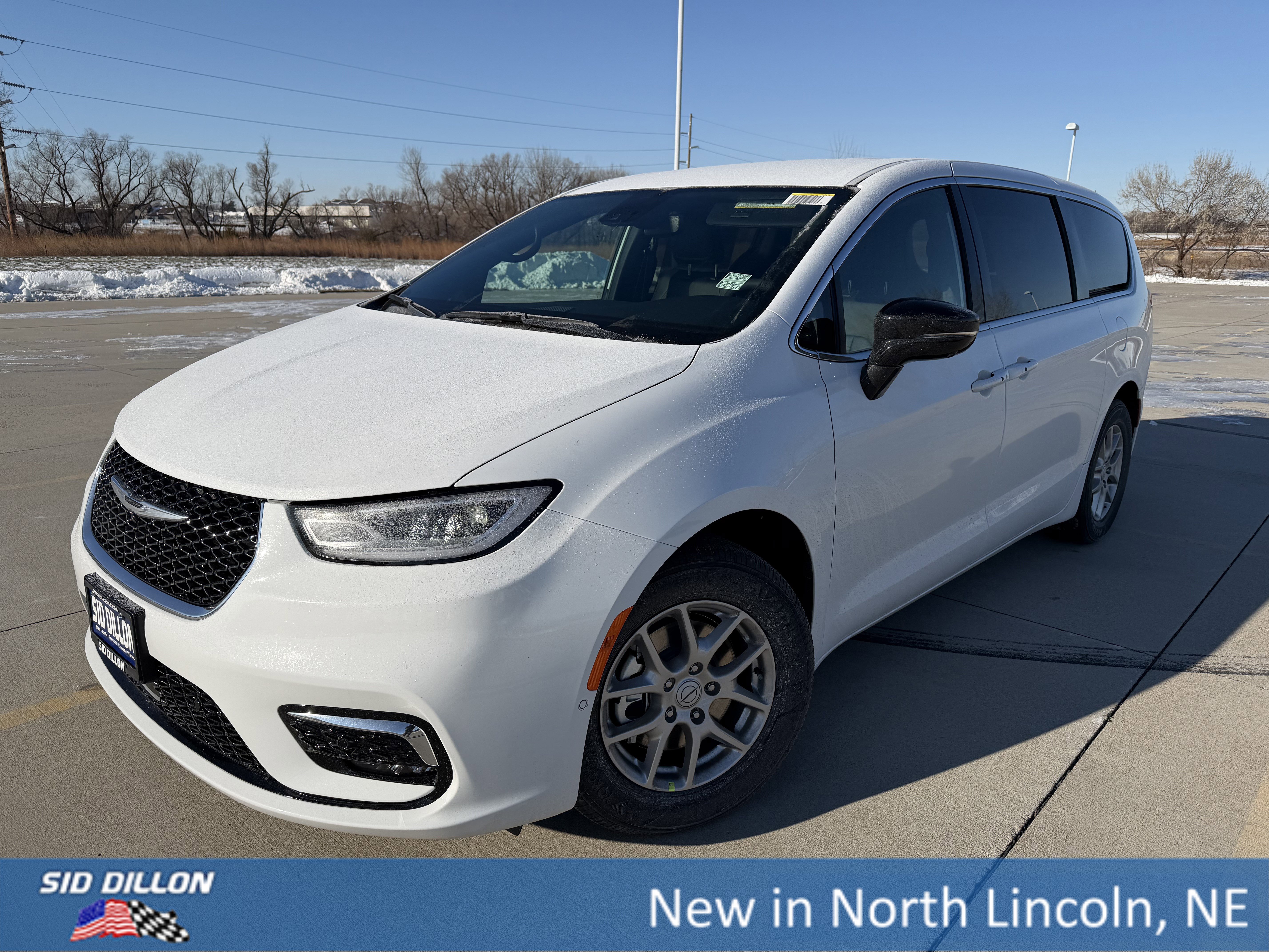 2026 Chrysler Pacifica Select's photo