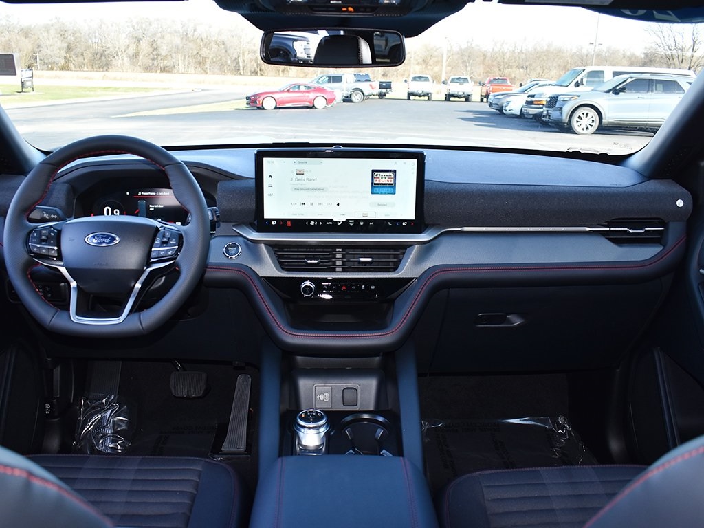2026 Ford Explorer ST-Line photo 4