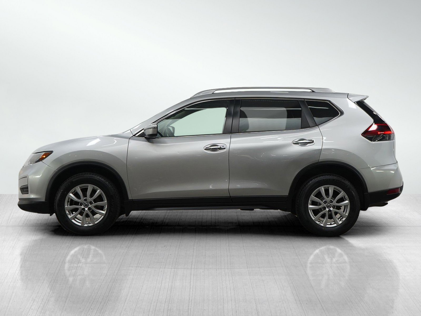 Used 2018 Nissan Rogue SV with VIN 5N1AT2MV4JC817366 for sale in Wayzata, MN