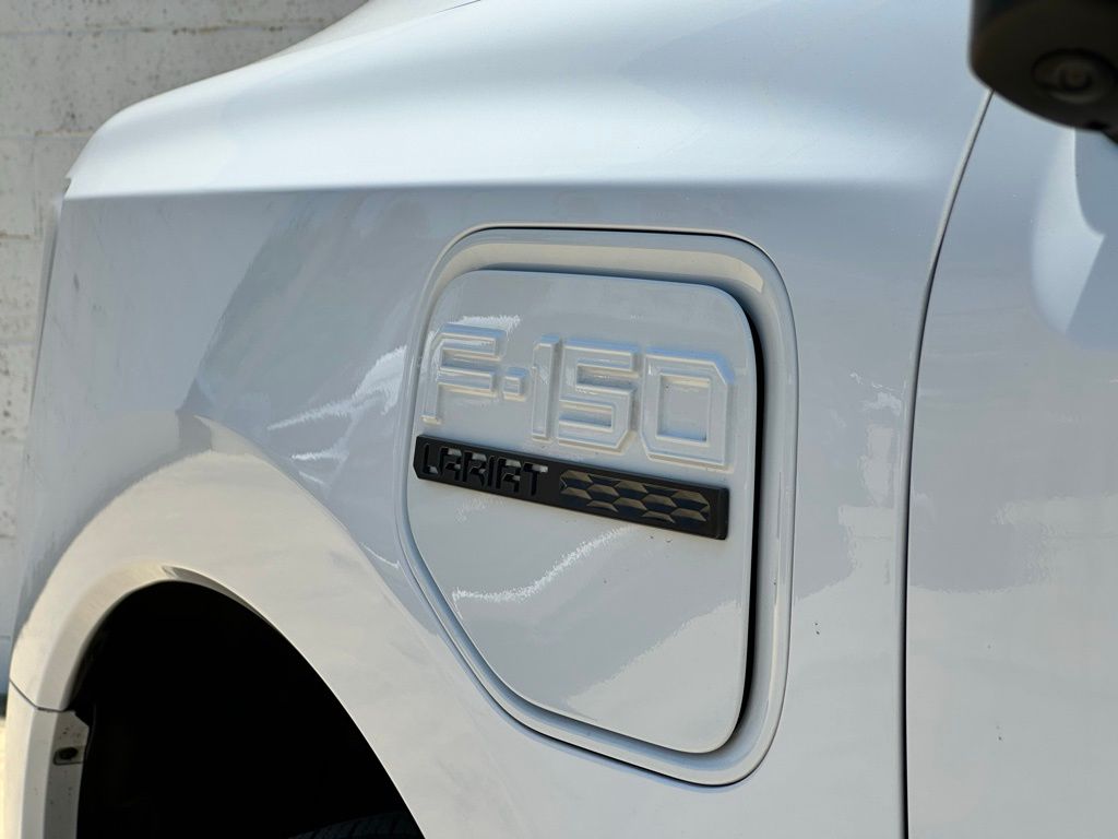 2023 Ford F-150 Lightning Lariat photo 21