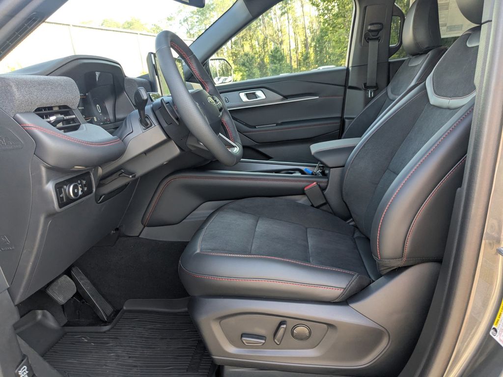2025 Ford Explorer ST photo 13