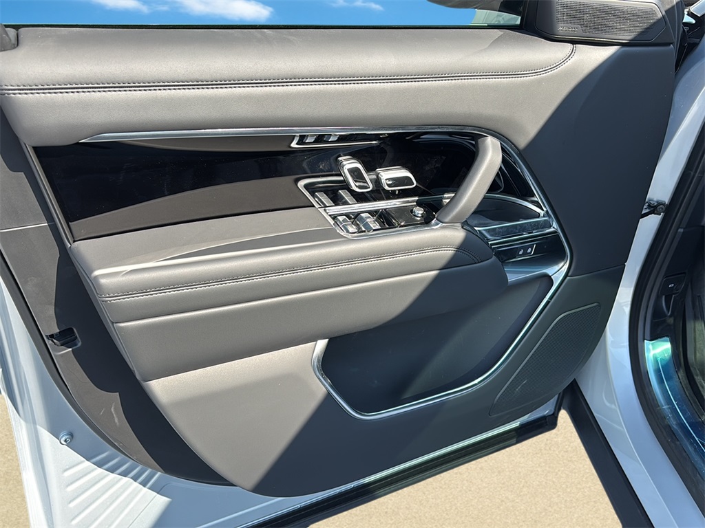 2025 Land Rover Range Rover SE photo 19