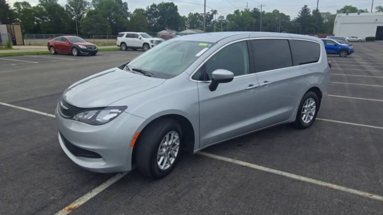 2023 Chrysler Voyager LX photo 29