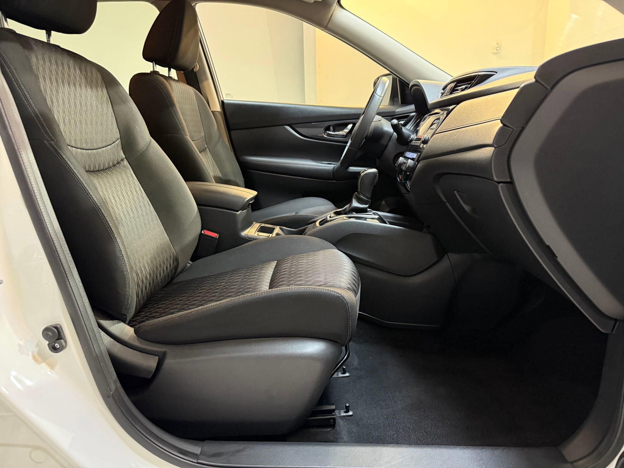 2017 Nissan Rogue SV photo 41