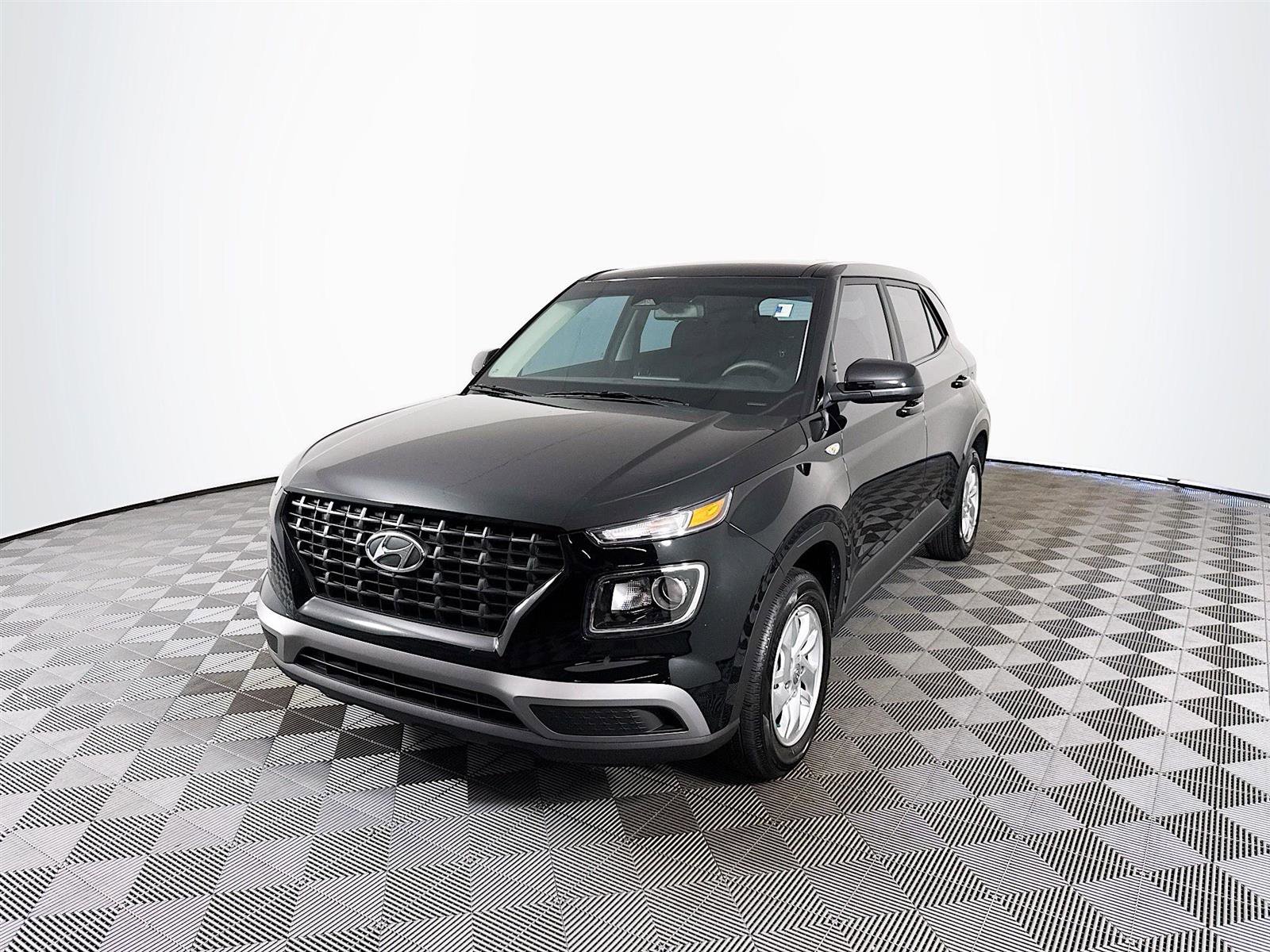 2025 Hyundai Venue SE photo 3