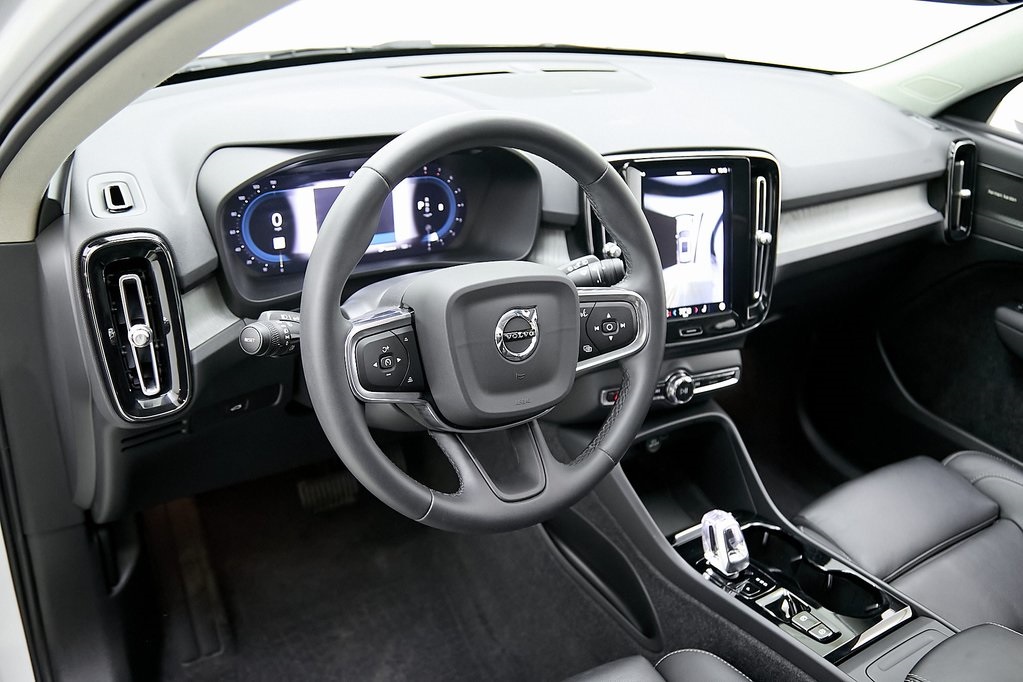 2024 VOLVO XC40 - Image 14