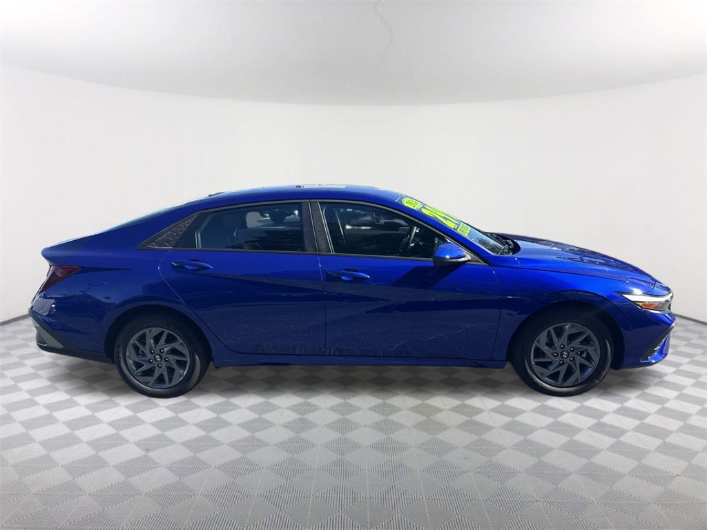 2024 Hyundai Elantra SEL photo 3