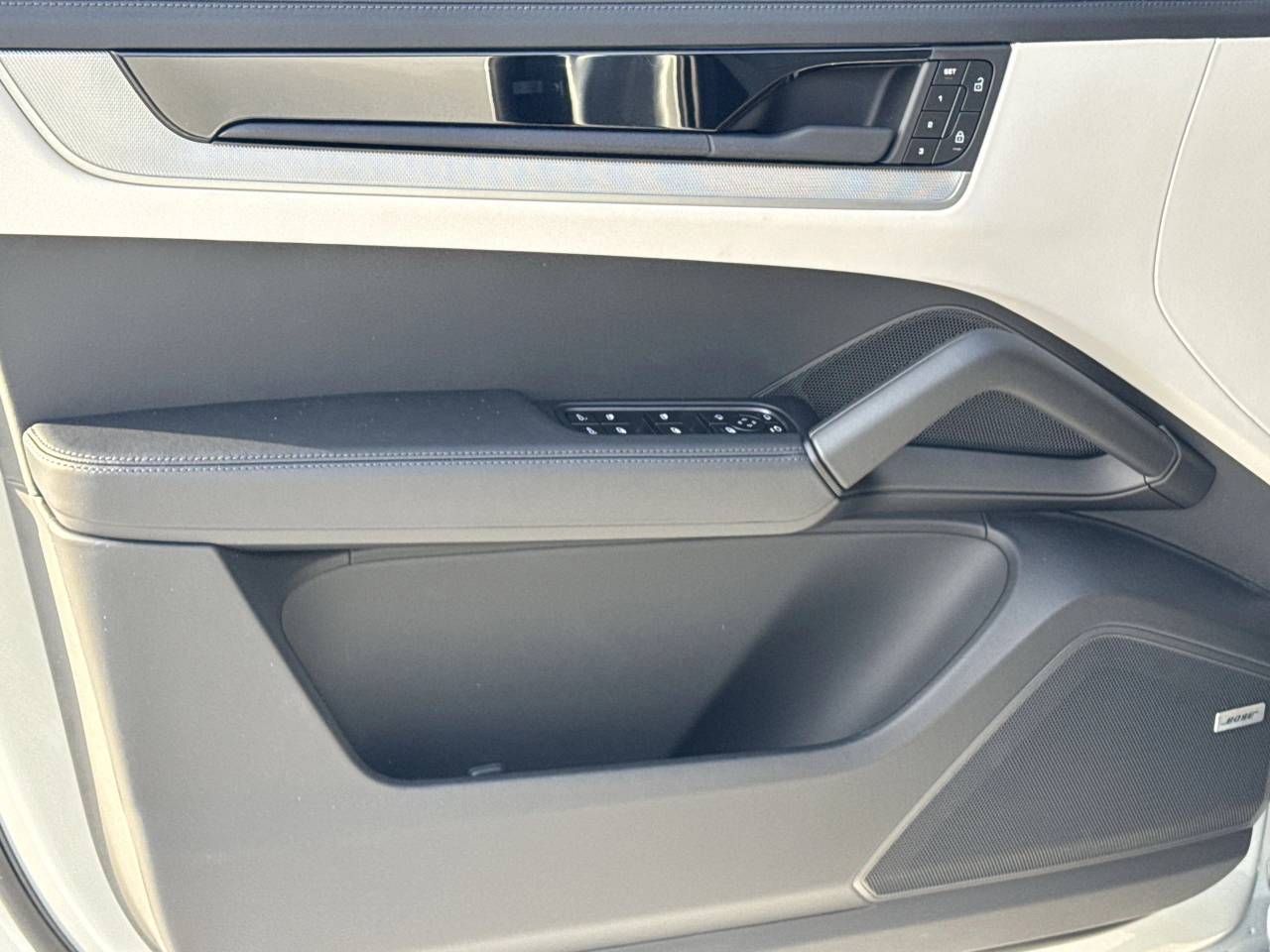 2025 Porsche Cayenne Base photo 19